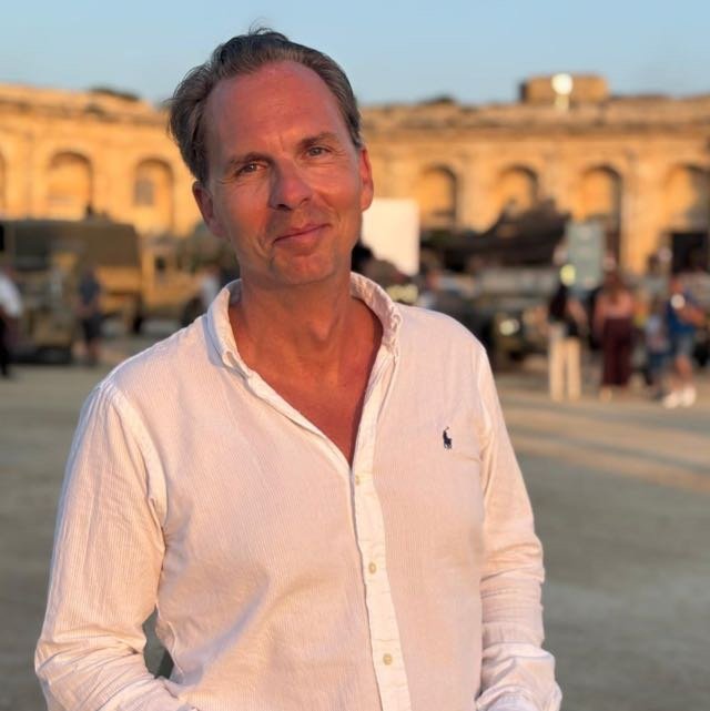 Alexander Russ im Freien in einem weißen Hemd